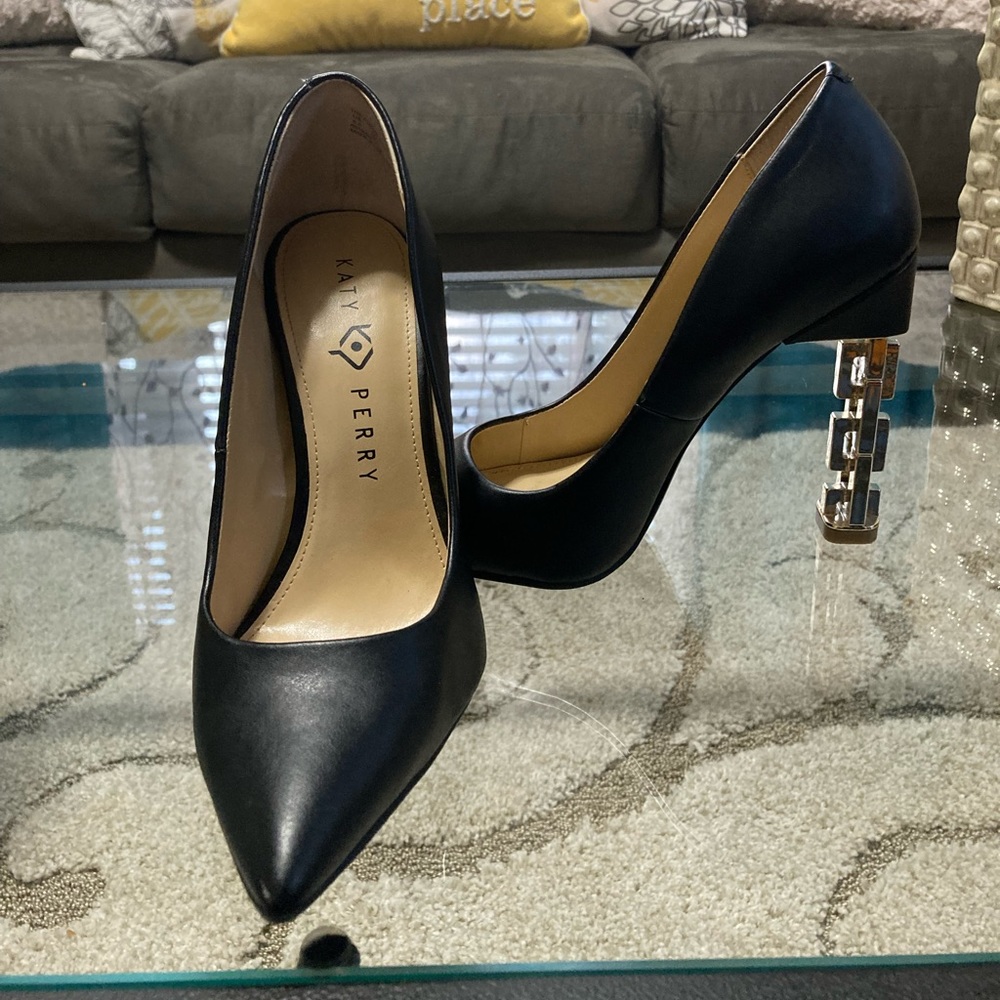 Chain heel black shoe